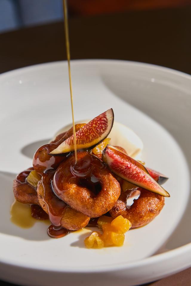  <em>Picarones servidos con la miel clásica y acompañados de higo, trocitos de piña y helado de vainilla. (Foto: Cala)</em>    