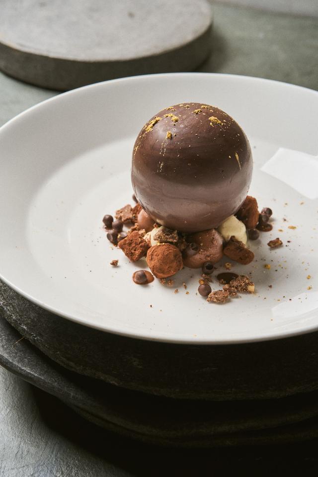  <em>Trufa nutella, esfera de chocolate San Martín 60 %, con crema de vainilla. La experiencia es quebrar la esfera con el cubierto. (Foto: Cala)</em>    