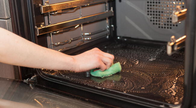 Cómo limpiar el horno de forma fácil y rápida (con vídeo)