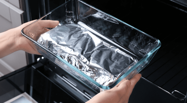 Usar papel aluminio para guardar comida es un error
