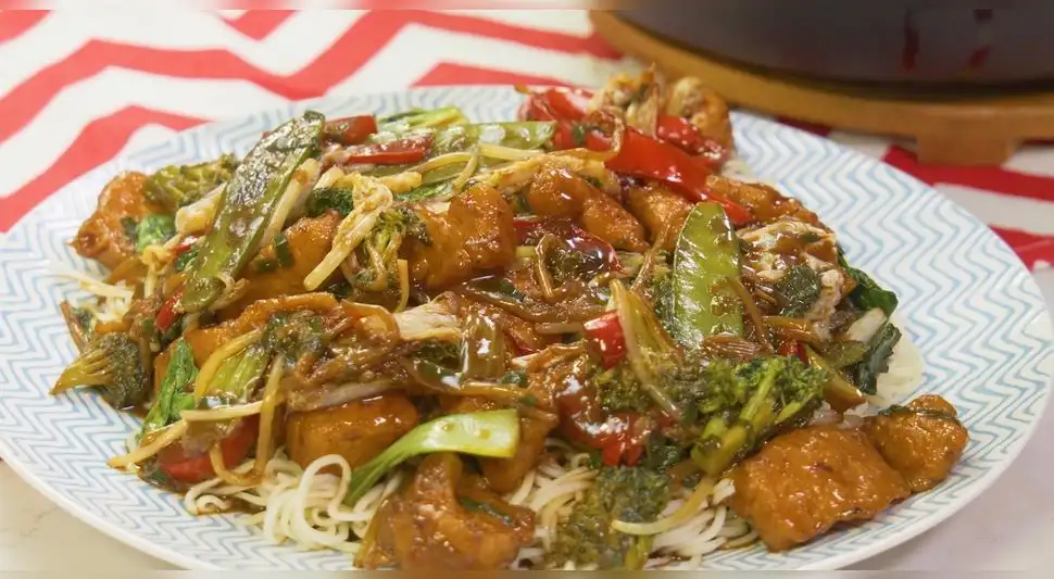 Tallarín saltado tipo chifa Tallarín saltado tipo chifa