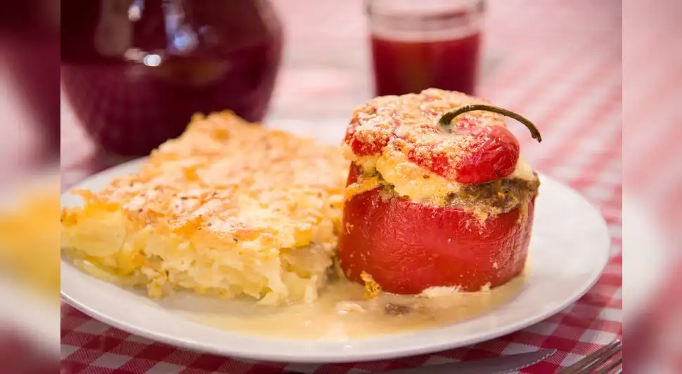 Rocoto relleno y chicha Rocoto relleno y chicha
