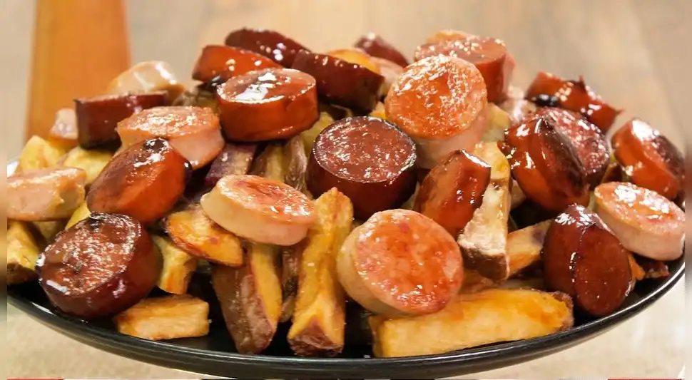 Salchipapa a la cerveza Salchipapa a la cerveza