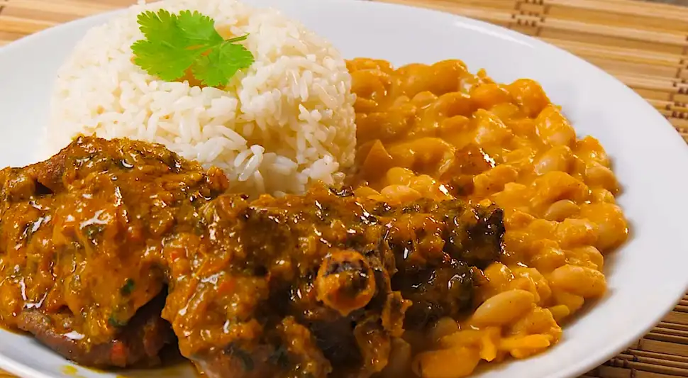 Seco de cabrito con frejoles y arroz