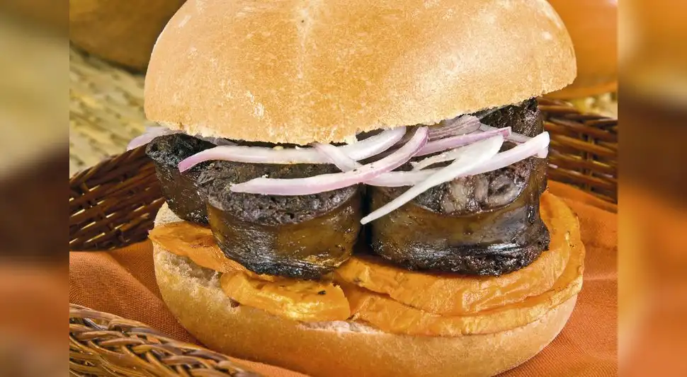 Pan con relleno, cebolla y camote
