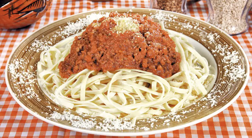 Tallarines rojos con salsa de carne Tallarines rojos con salsa de carne