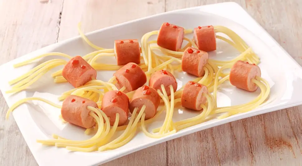 Spaguetti con hotdog