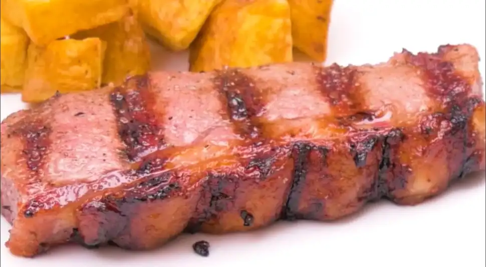 Bife y papas a la parrilla con chimichurri