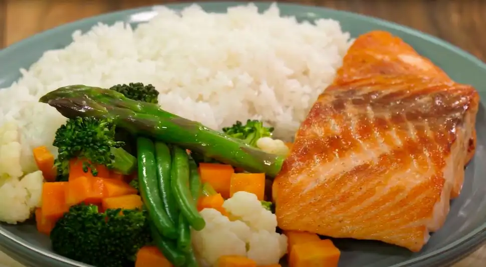 Salmón con vegetales al vapor y arroz