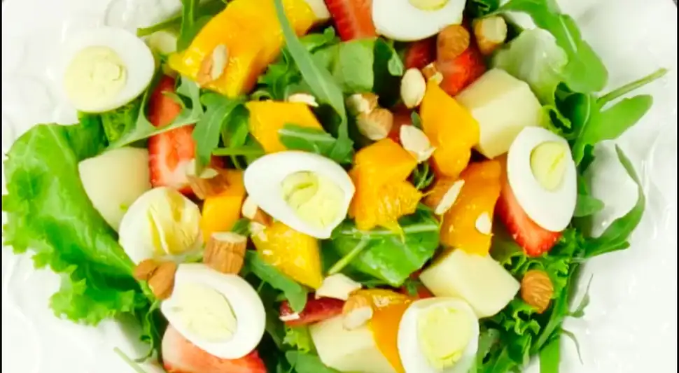 Ensalada de fresas con huevitos de codorniz