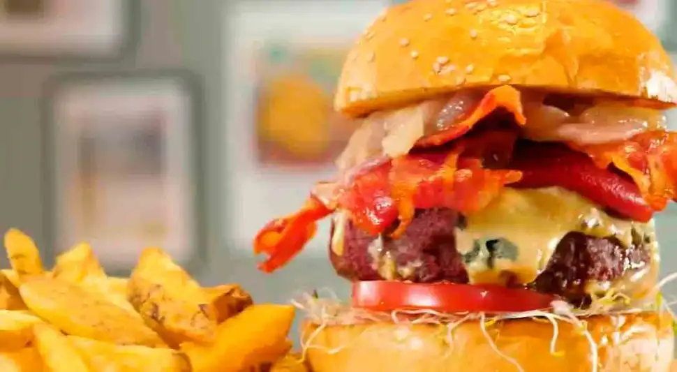 Hamburguesa artesanal con chorizo, tocino y queso azul