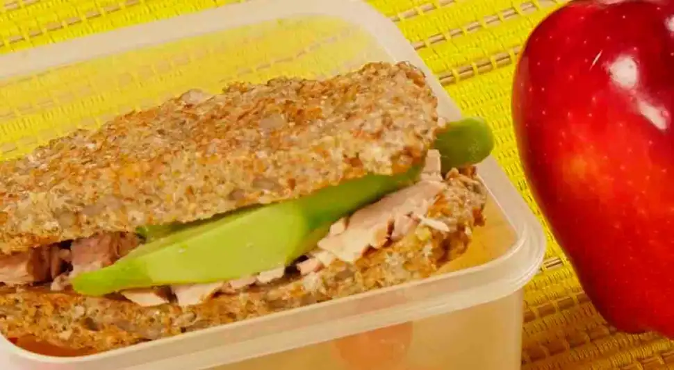 Pan de semillas con atún y palta