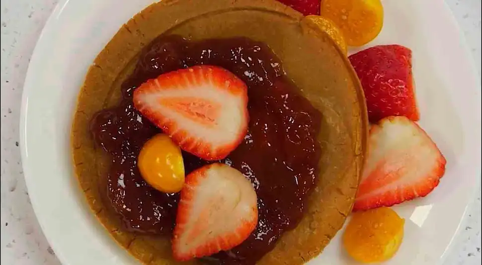 Panqueques con mermelada y fruta