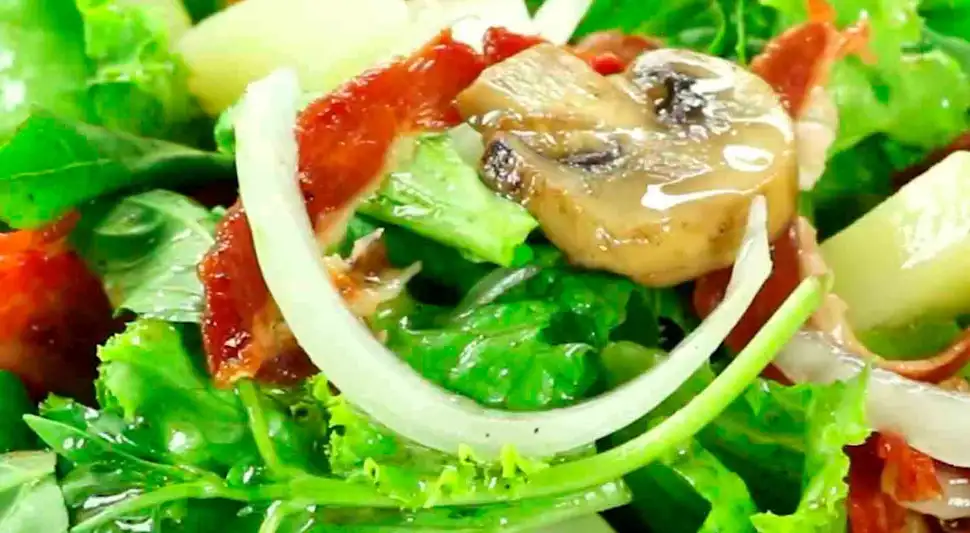 Ensalada de tocino y champiñones