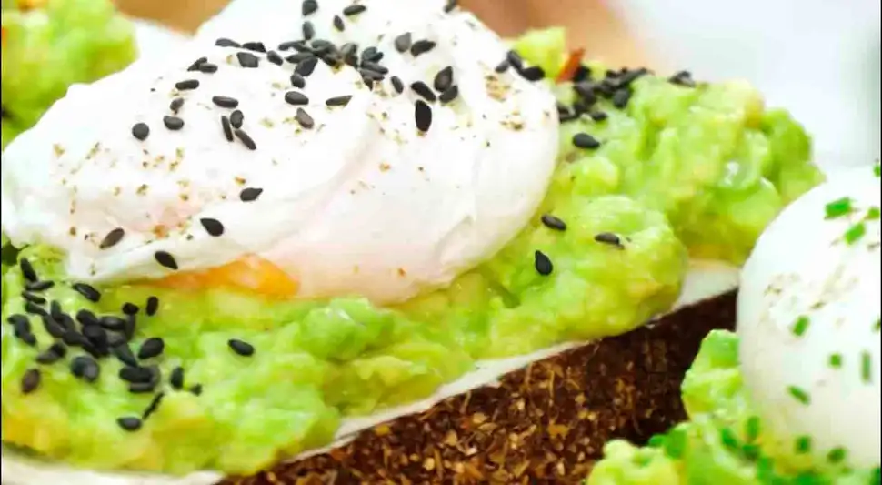 Tostones con palta, queso crema y huevo escalfado