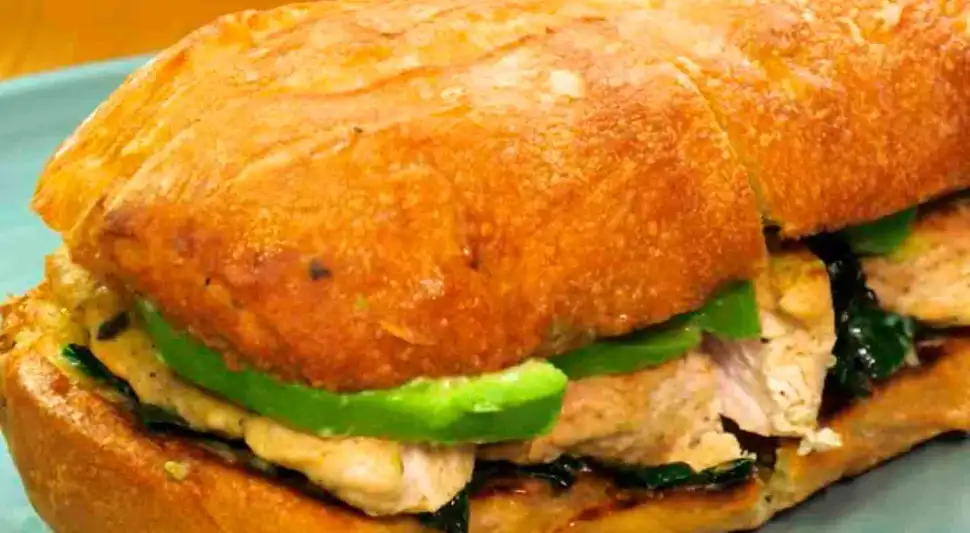 Pan con palta, espinaca y pavo