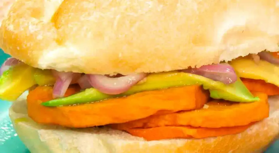 Pan con palta, camote y sarsa criolla