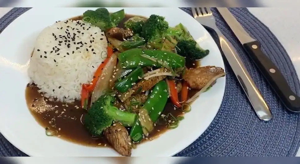 Saltado de pollo con brócoli Saltado de pollo con brócoli