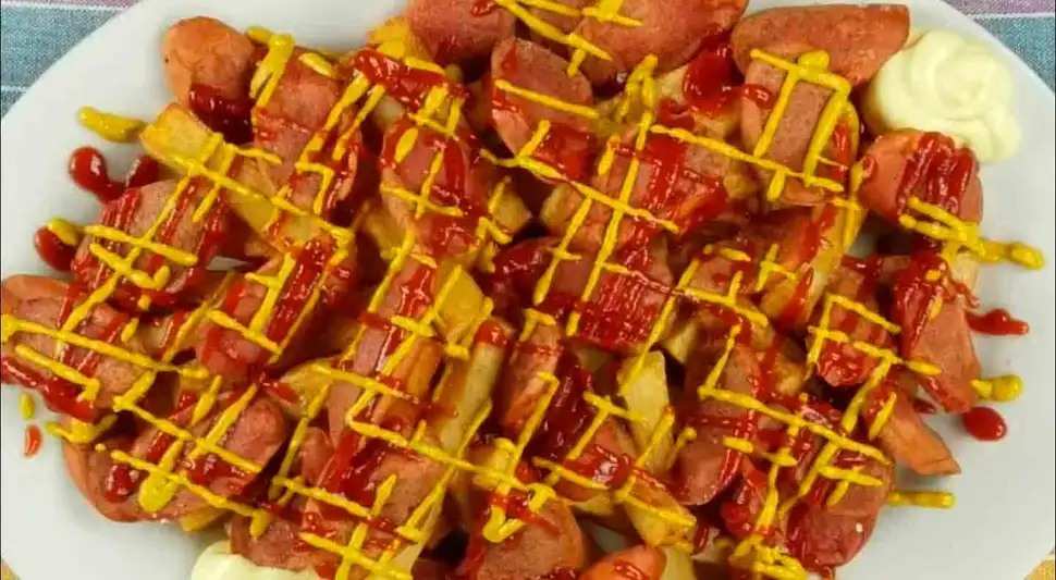 Salchipapa clásica Salchipapa clásica