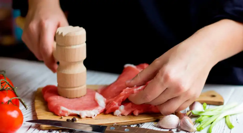 Abrandando carne con martillo Abrandando carne con martillo