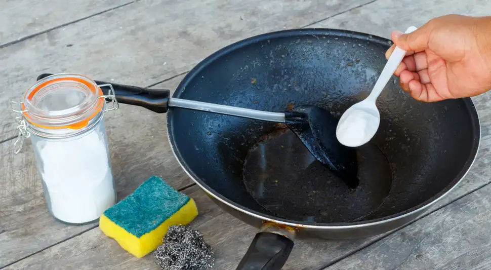 Sartén, bicarbonato y esponjas