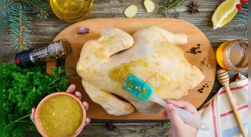 Pavo siendo marinado Pavo siendo marinado