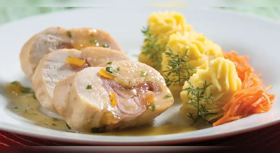 Enrollado de pollo con jamón y queso