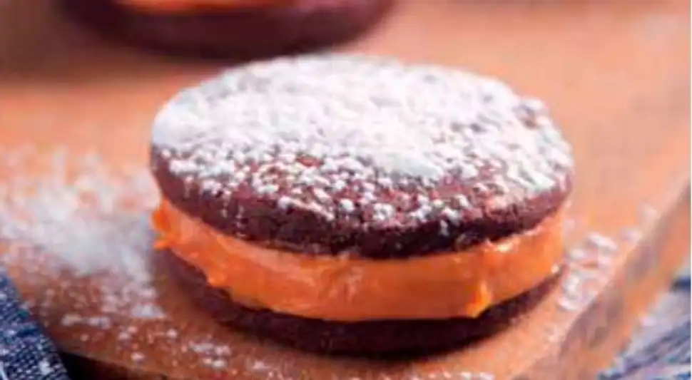 Alfajor de chocolate con manjar de lúcuma
