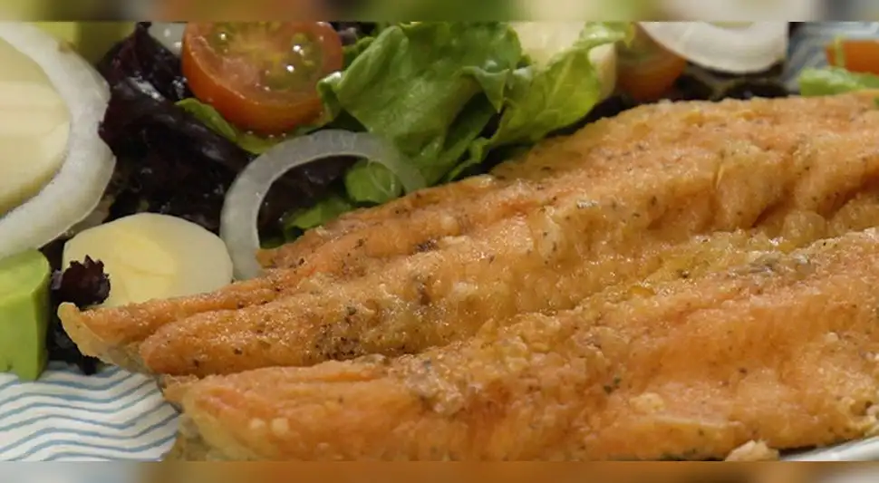 Trucha frita con ensalada de palmito Trucha frita con ensalada de palmito