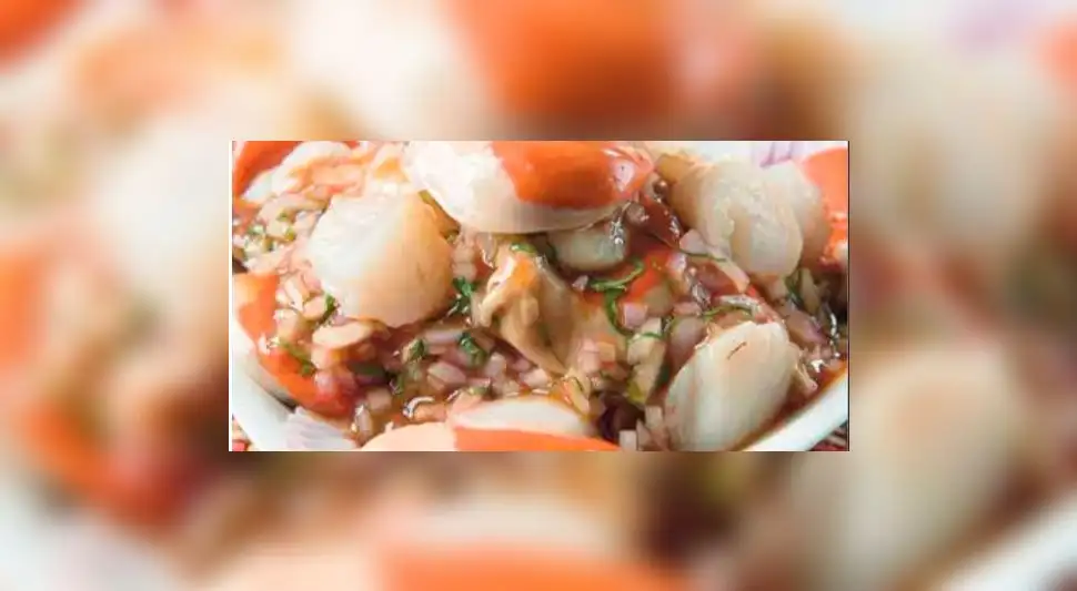 Ceviche de conchas de abanico en jugo de tomate y vodka