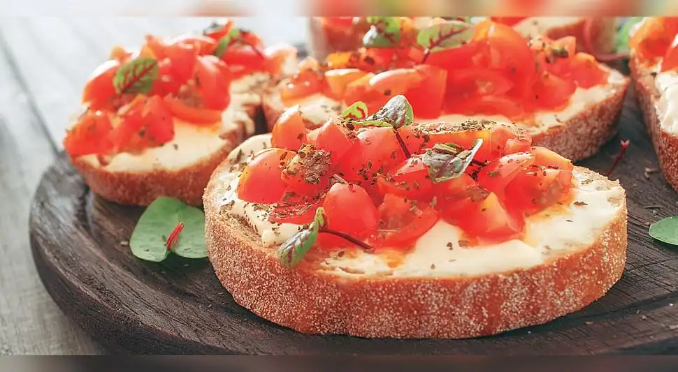 Brusquetas con tomate y albahaca