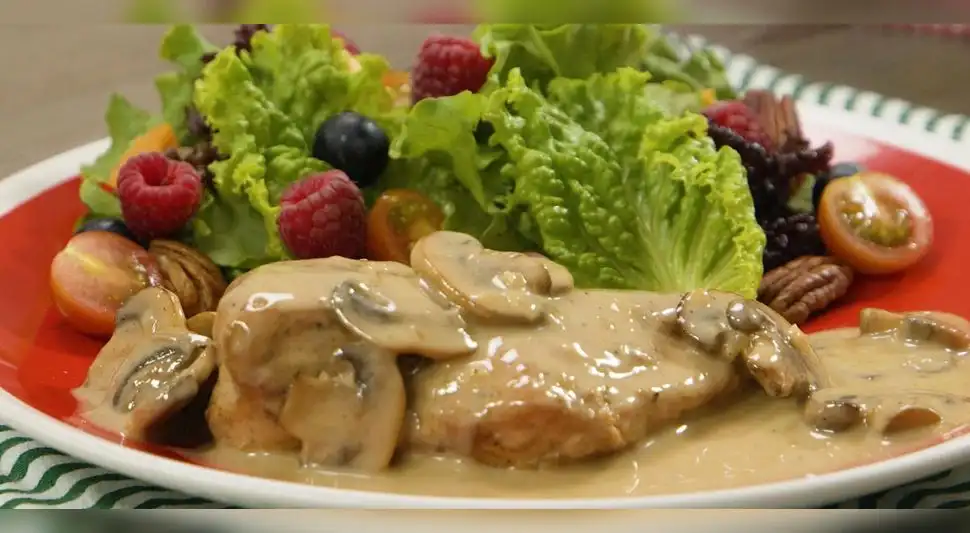 Pollo con champiñones y vino blanco