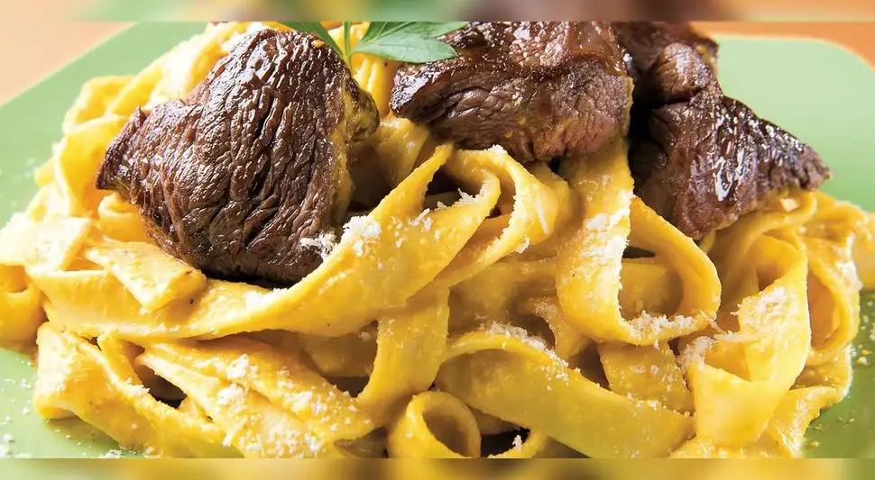 Fetuchini con huancaina y lomo 