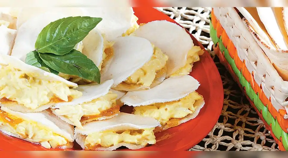 Pollo al curry en pan pita