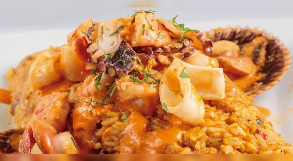 Tacu tacu en salsa de mariscos