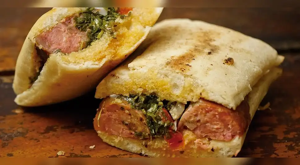 Choripán con chimichurri