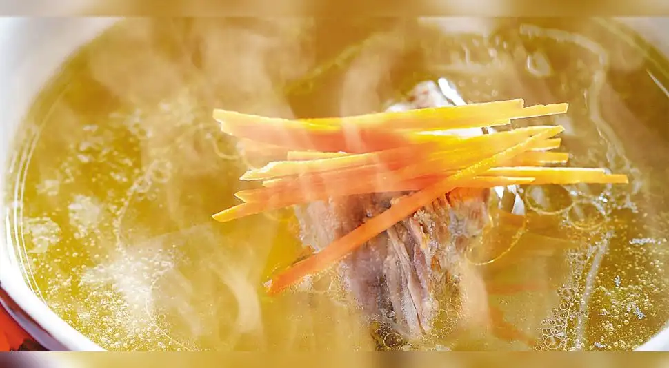 Consomé de pecho de res y menudencia