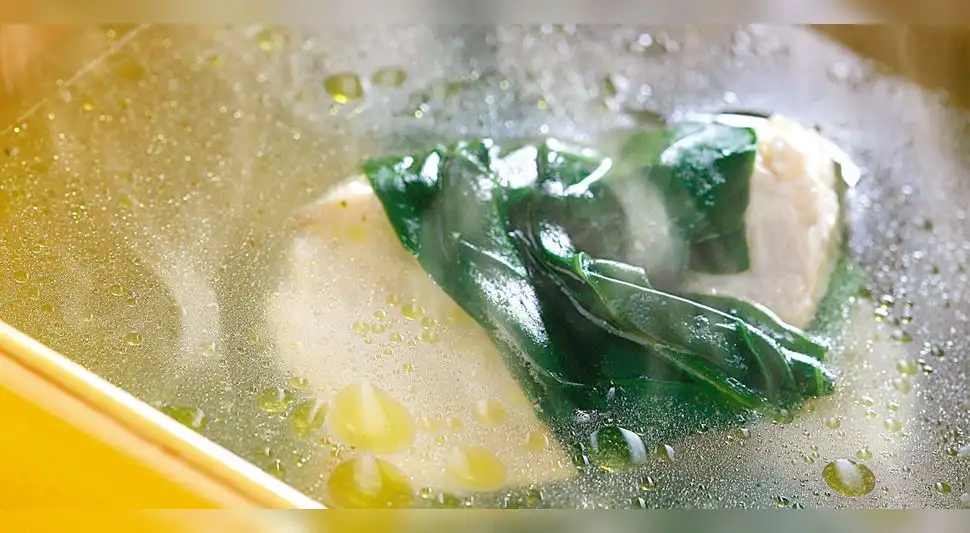 Consomé de pollo y espinacas