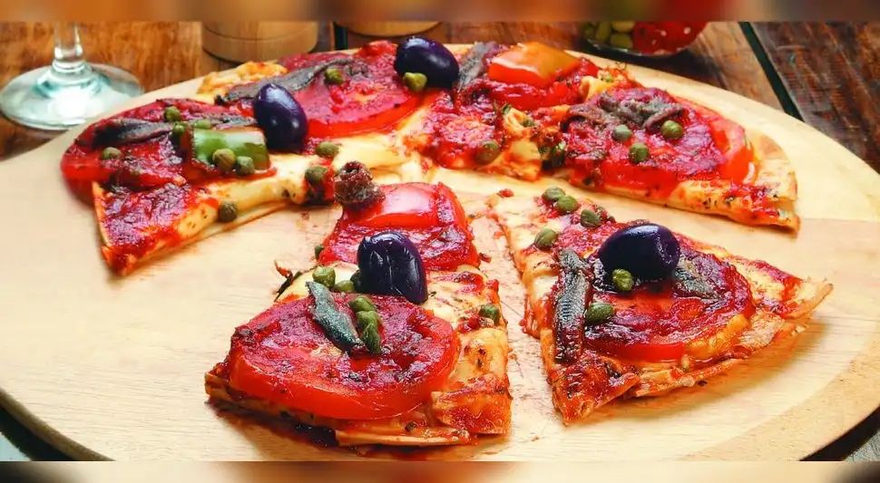 Pizza de anchoas en caja china