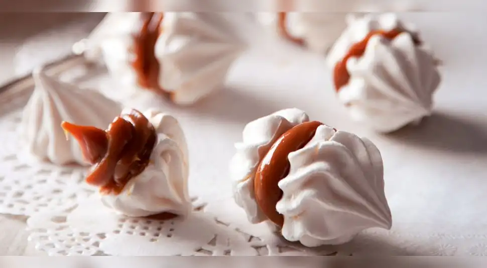 Merenguitos rellenos de manjar blanco