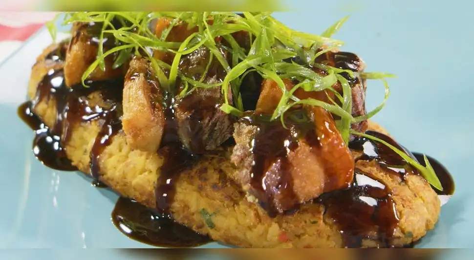 Tacuchaufa con chicharrón oriental