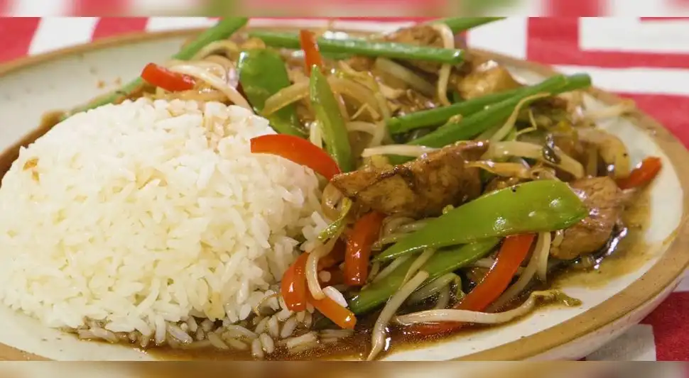 Frejolito chino saltado de pollo Frejolito chino saltado de pollo