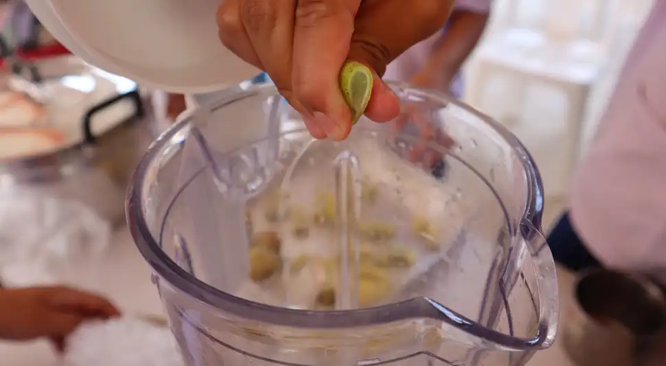 Limpieza de licuadora con limón