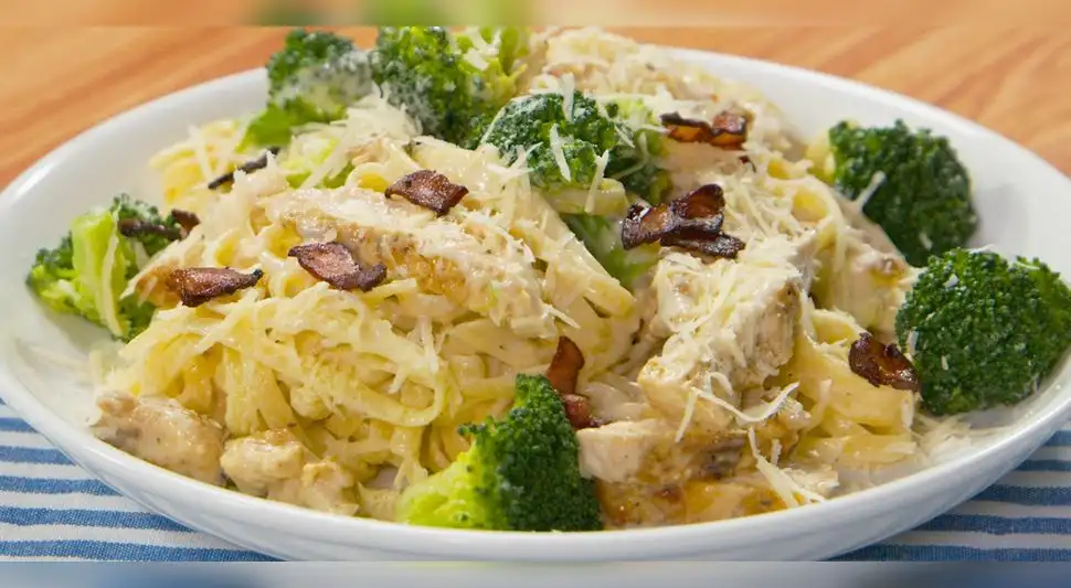 Tallarines a lo Alfredo con pollo y brocoli