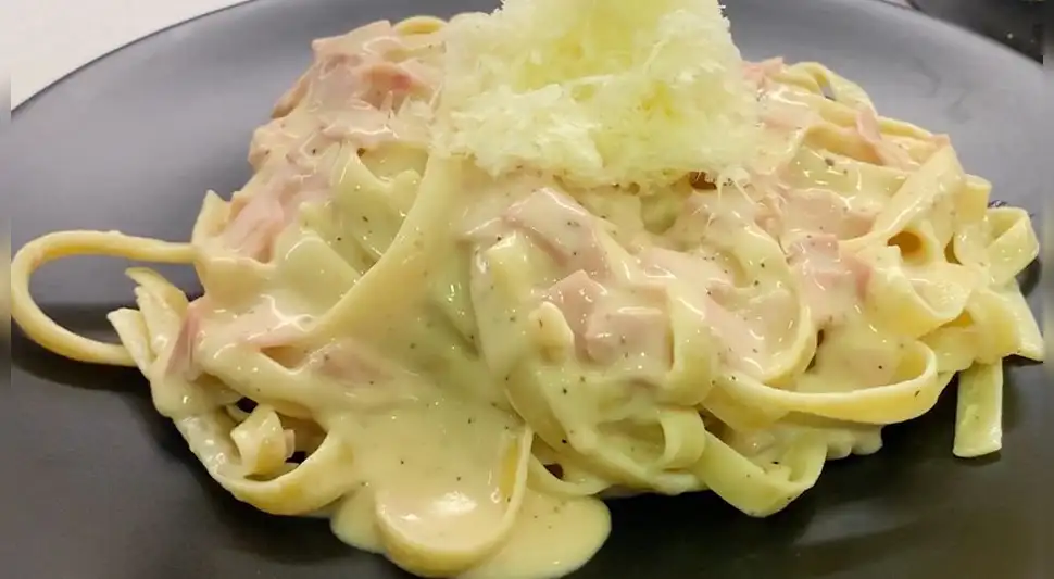 Fettuccini a lo alfredo Fettuccini a lo alfredo