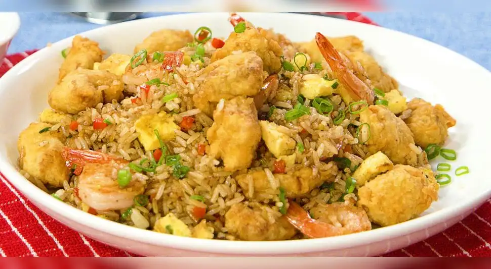 Arroz chaufa de pescado y langostino