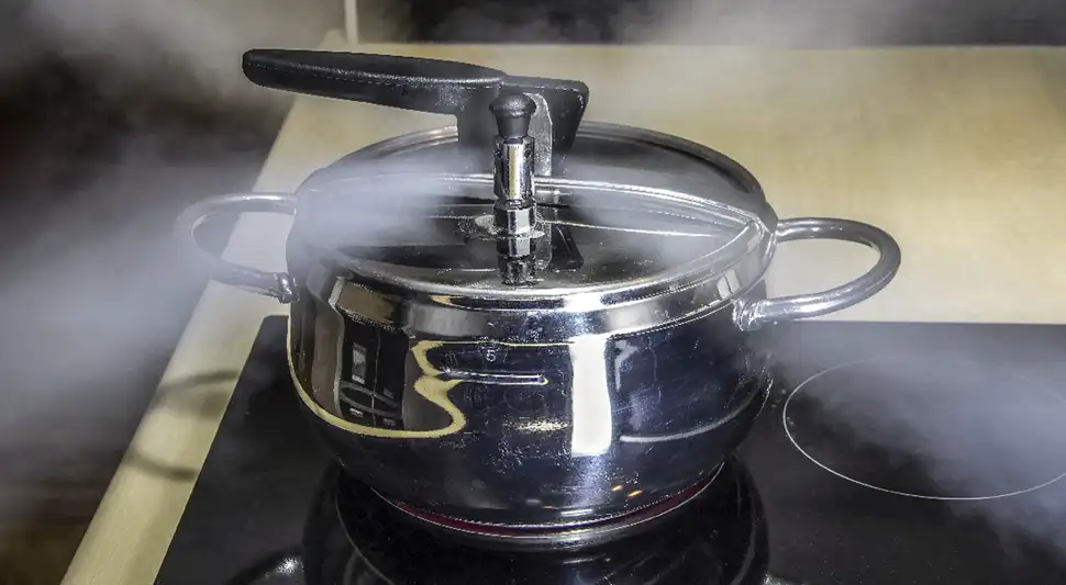 olla a presion soltando vapor a presion