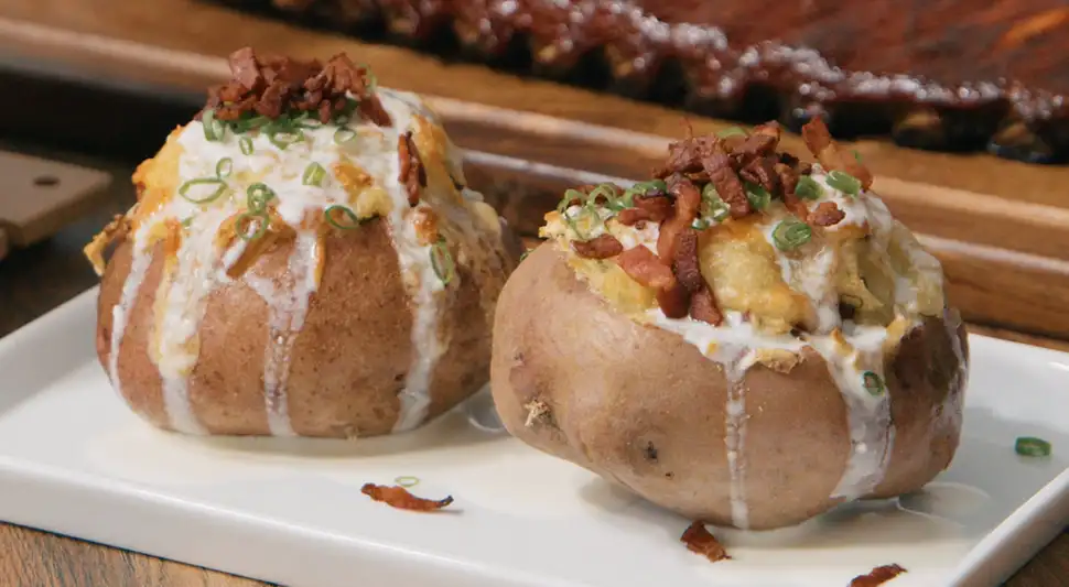 Papas al horno con tocino y queso