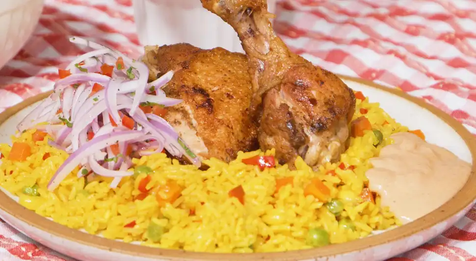 Arroz a la jardinera con pollo frito