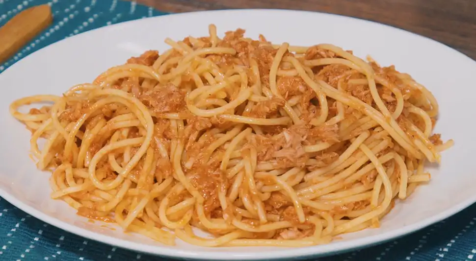 Tallarines rojos con atún